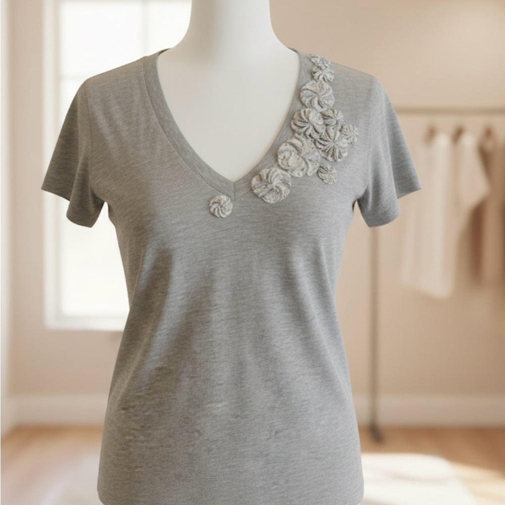 HI-LINE V NECK TEE SHIRT WITH FLORAL LACE DESIGN. SIZE MEDIUM